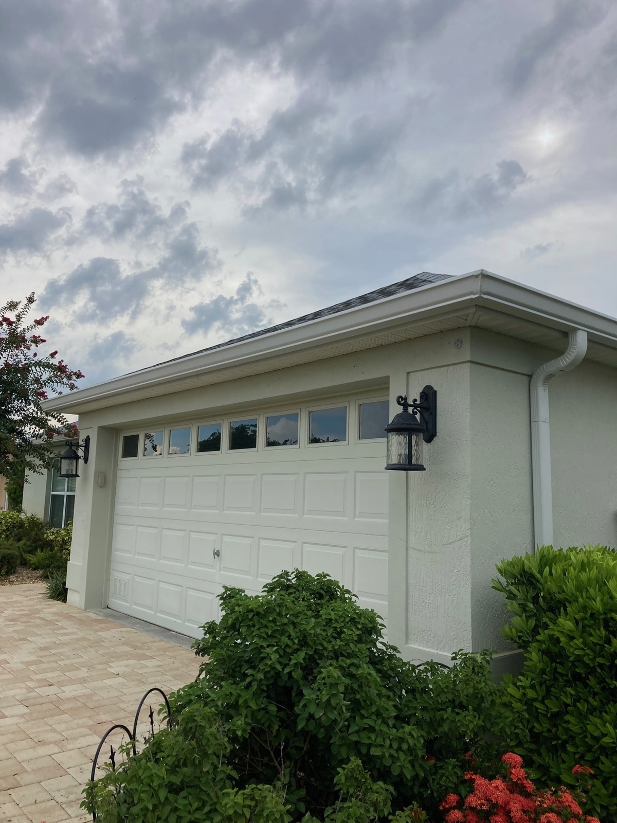 White seamless K-style gutter on a Florida stucco home with blue sky